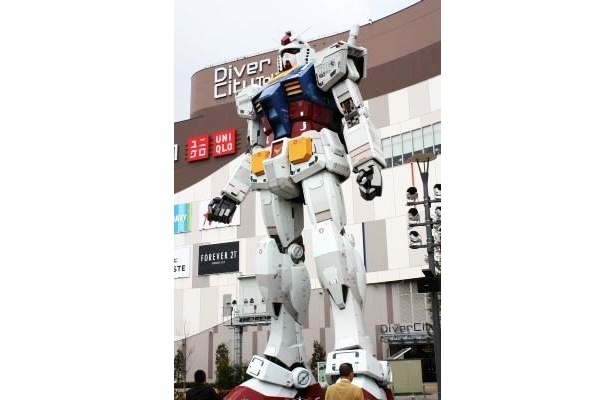 施設を前に美しく立つ実物大ガンダム像