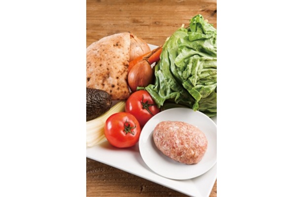 「ピザ生地と高座豚のパテを使った藤沢バーガー」は贅沢な自家製パテが約130g