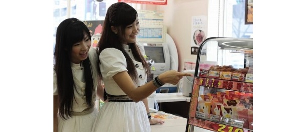 くるみん「じゃあ、すみませ～ん！からあげクン博多明太マヨネーズ味を2つ下さ～い！」