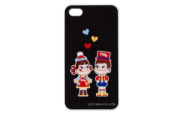 黒のiPhoneケースには、ペコちゃんとポコちゃんが