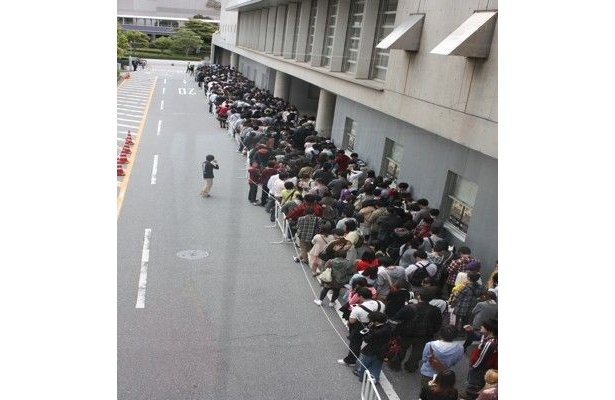 幕張メッセでは開場前からイベントを待つ人々が行列を作った