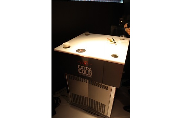 BAR内に設置されたコールドテーブル