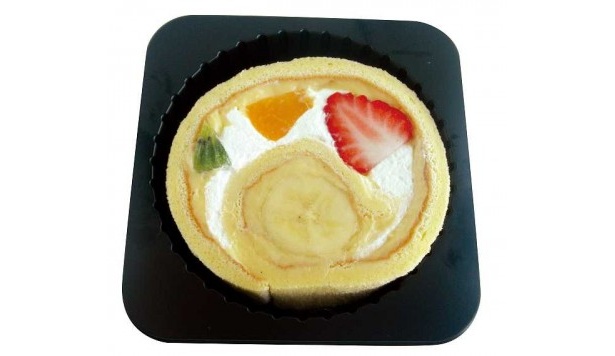 ごろごろフルーツとクリームで大満足！ 「フルーツトライフルロール」(280円)