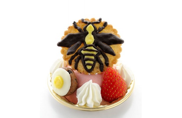 大きくデザインされた蜂が印象的な「火憐ビー・いちごムースだぜ！」(600円)