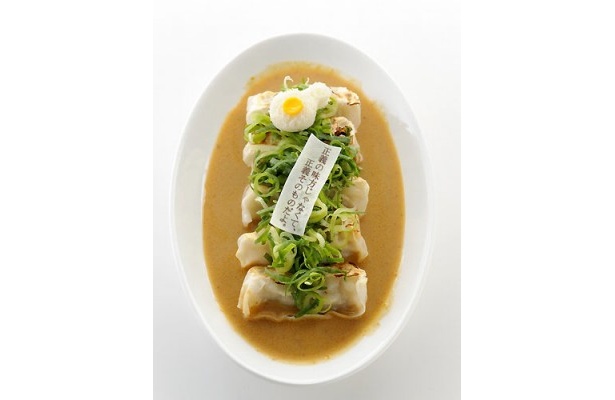 ピリ辛ゴマダレソースで味付けされた「参謀担当・月火の プラチナおいしい餃子」(580円)