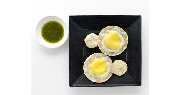 阿良々木姉妹の髪飾りを再現した「人を裏切る“勇気”餃子」(580円)
