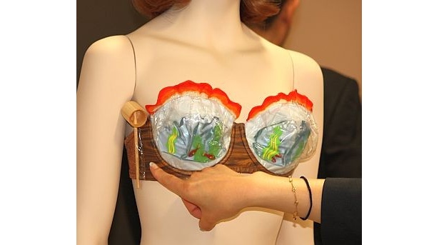 サイドボーンにはミニ柄杓が付いている