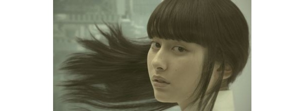 超絶美少女がまっさかさまに落ちていく！元ももクロ・早見あかりの衝撃的な新CM
