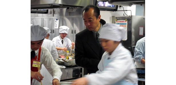 田崎真也さんも、調理の手際をチェック