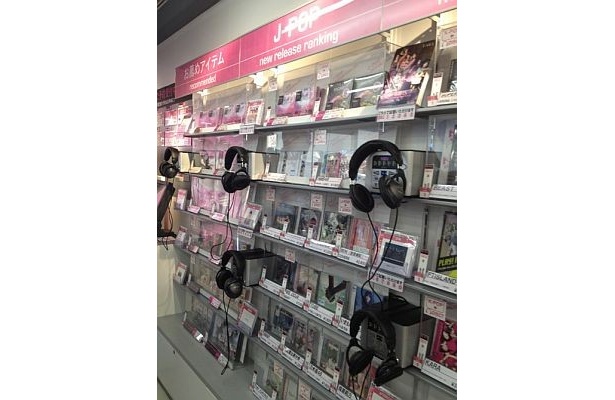 【写真を見る】店内のHMVはこんな感じ！最新ヒットチャートから、視聴器までアリ!!