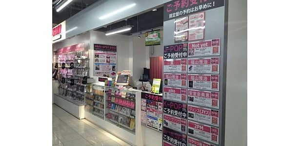 貼り出されたリリース情報で、予約なども簡単に出来る