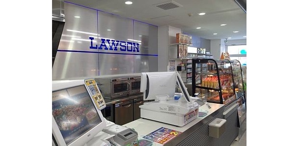 ローソン部分はこんな感じ。人気のホットフードもあり
