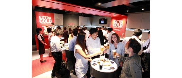 スタンディング形式で最大40名まで収容できるので友だちや同僚とワイワイ盛り上がろう！
