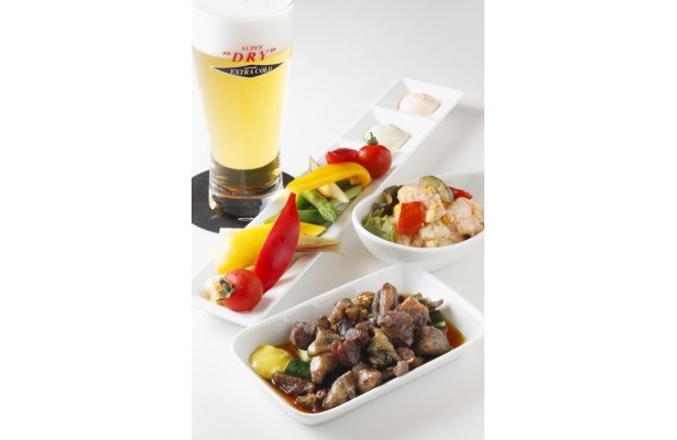 「明太子のゴロゴロポテトサラダ」(350円)や「地鶏のたたきぽんず」(450円)は博多限定メニュー。昨年大人気だった「野菜の冷製バーニャカウダ」(450円)も登場