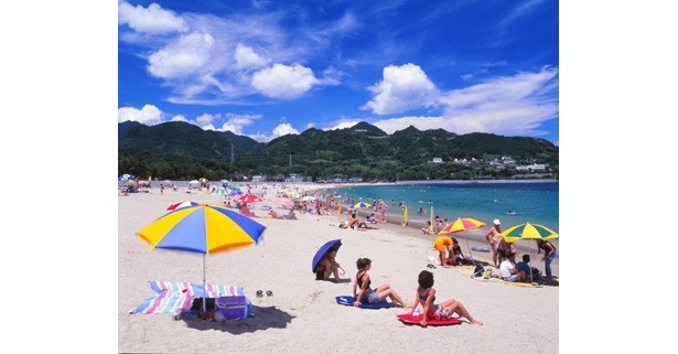毎年多くの海水浴客でにぎわう。今年の海水浴期間は7/7(土)～8/26(日)