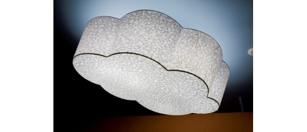 天井にはピクニック気分になれる雲形のライトが。