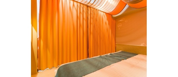 ベッドとリビングはカーテンで仕切ることも出来る。