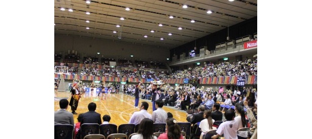 勝利を信じて熱い声援を送るブースターたち