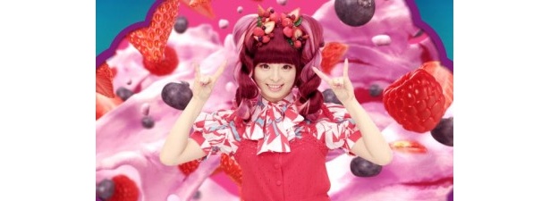 きゃりーの“おねだり”顔にカーネルおじさんも赤面！
