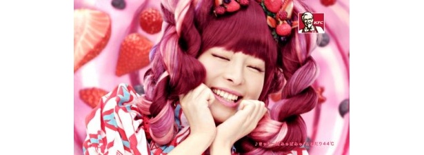【写真を見る】きゃりーの必殺“おねだり”顔＆赤面カーネルおじさん