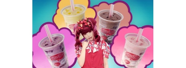 フレーバーをどれにしようか迷い顔のきゃりー