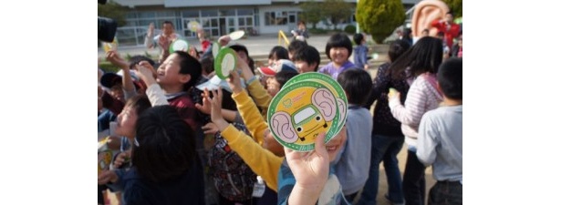 クイズの景品は「耳カー」ステッカー