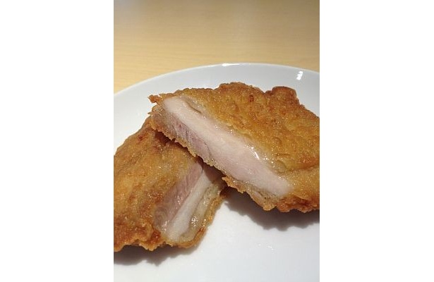 【写真を見る】肉汁がジュワ～！ チキンの断面図はコチラ