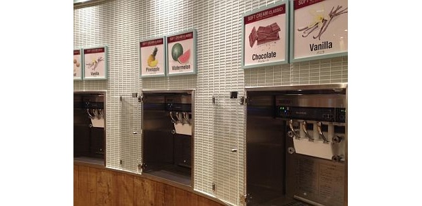 サーバーから直接自分でソフトクリームを盛って