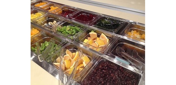 豊富なトッピングには生のフルーツも