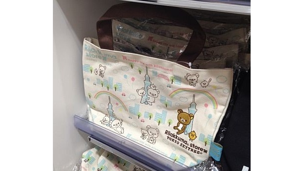 コラボバッグは、刺繍が入ったこだわりのグッズ