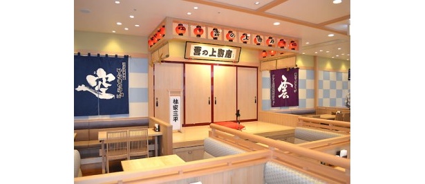 店内中央の高座ではさまざまな寄席芸が披露される予定