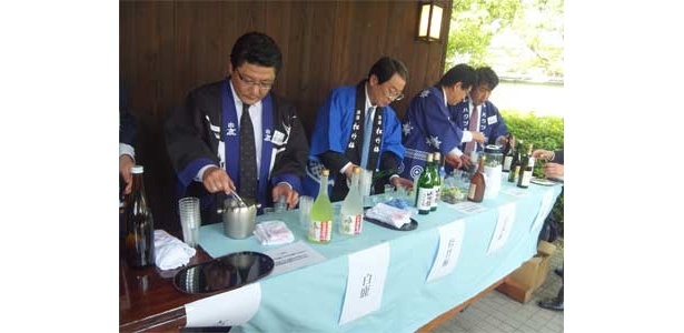 「日本酒ロック」「サムライロック」の試飲の様子