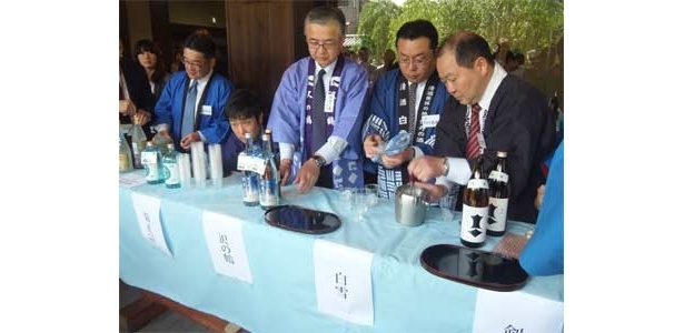 「日本酒ロック」「サムライロック」の試飲の様子