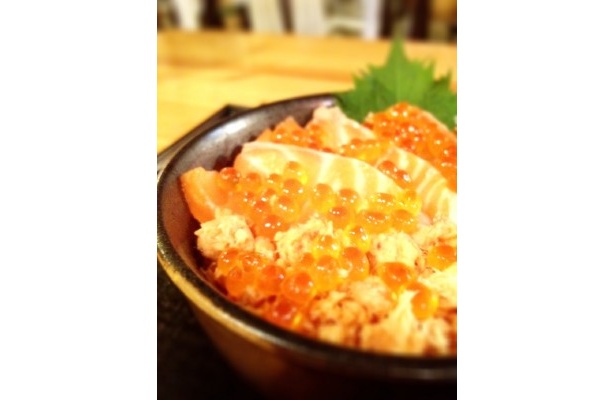 1万本に1本といわれる幻の高級鮭「鮭児」を使った究極の親子丼！　「幻の鮭児　親子丼」(1000円)