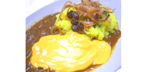 世田谷三宿で30年続く店の欧風カレー「たっぷりチェダーチーズのビーフかれー」(400円)