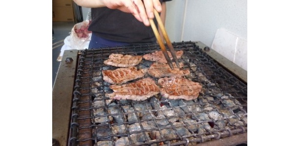 牛たん焼発祥地の仙台より出店。肉厚で柔らかいと評判の「牛たん焼」(800円)
