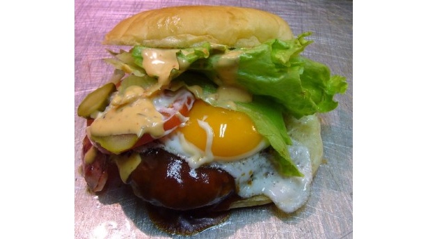 今やおなじみ！　長崎の「佐世保バーガー」(1000円)のボリュームにビックリ！