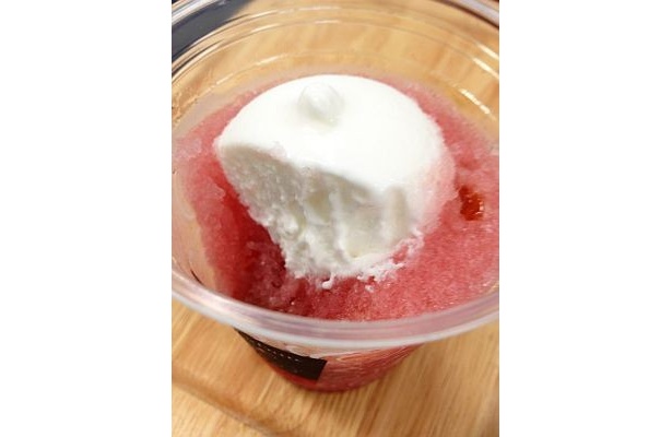 食べてみると、かき氷、ゼリーは甘さ控えめ。上のミルクは濃厚でかなり甘め！