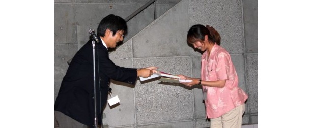 漫画執筆の際に「おきなわ文庫」が参考になったことに感謝し、柴崎貴史氏の友人であり漫画家の柏木ハルコ氏より、サイン色紙とサイン本が秋山さんに贈られた