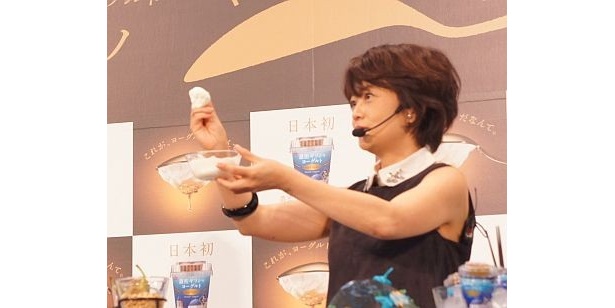 すくったスプーンを逆さにしても落ちないほどの濃密食感に仕上げられた「濃密ギリシャヨーグルト PARTHENO」
