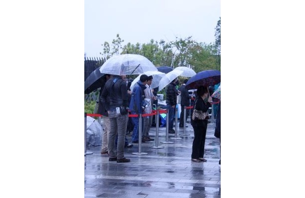 【写真を見る】雨の中、スカイツリー前に集まる報道陣