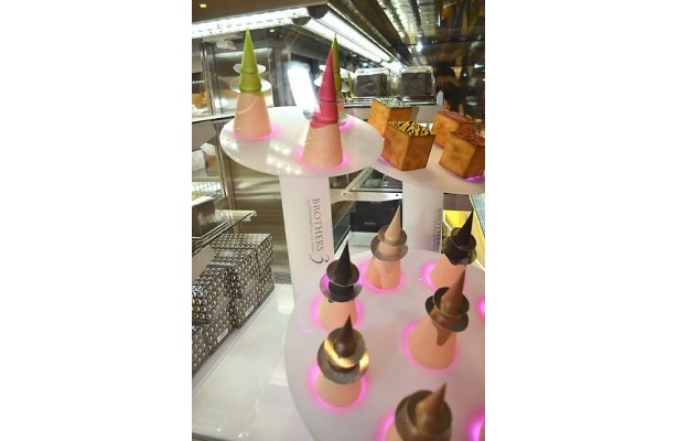 カラフルな色使いのスイーツも発売