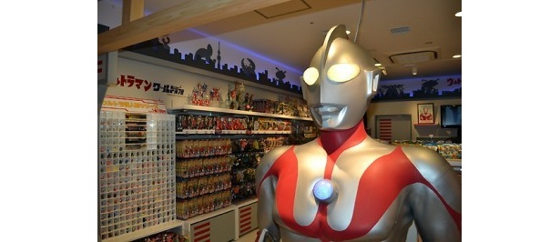 ウルトラマンの胸像が出迎えてくれるオフィシャルストアも出店