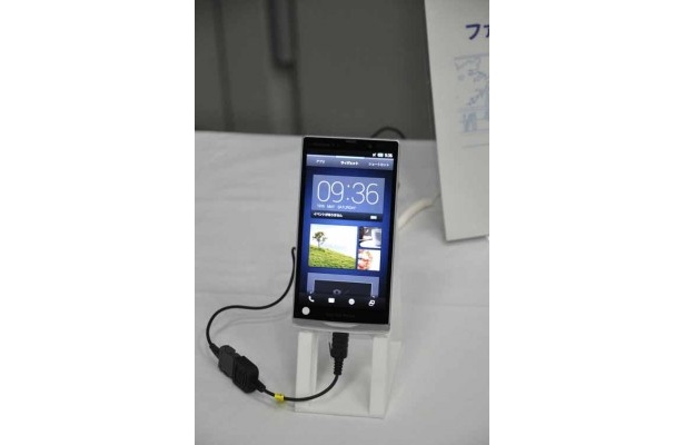 スリムなボディながら4.7インチの大画面HD液晶を搭載しAQUOS PHONのフラグシップモデルAQUOSPHON ZETA。のぞき見防止機能｢カラーペールビュー」でプライバシーも安心。Xi対応モデル。
