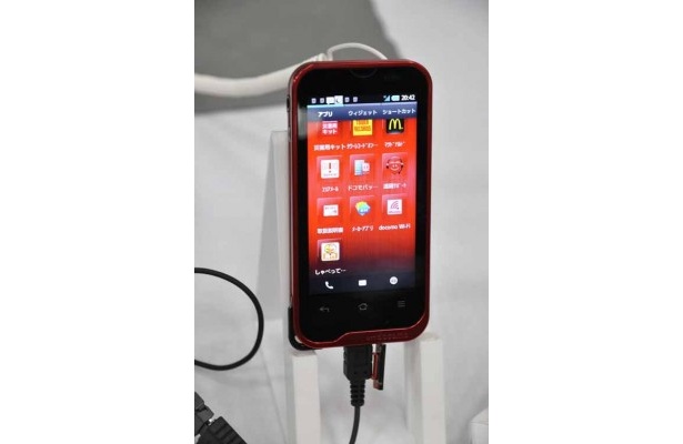 AQUOSPHON stはレッド、ライム、ブラックのメタリックなカラーが個性的。高音質で約50時間の再生に対応したミュージックプレイヤー「Music'n Player」で聞く楽しみが一層広がる。