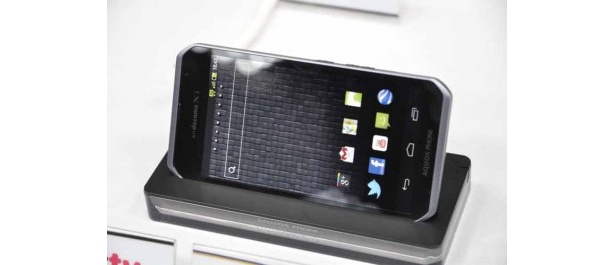 Xi、nottv対応のエンタメ系AQUOS PHON sv。卓上ホルダ付きなので横置きにして高画質の動画を楽しむことができる。