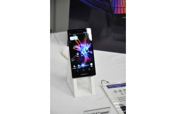 スクリーンは高精細で約5.0インチという大画面のELUGA power。バッテリーは1800mAhと大容量で、約30分で50％という急速充電にも対応、外出先でも安心して使える。