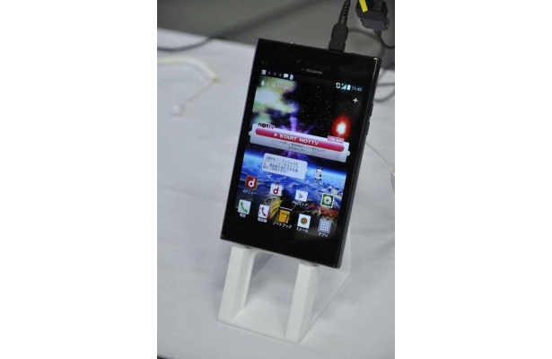 4：3比率5インチ液晶を搭載したOPTIMUS Vu L-06Dは電子書籍やOffice資料などを見るのにぴったり。タッチペンが付属し、写真や地図などへの書き込みもラクラク。Xi、nottv対応。