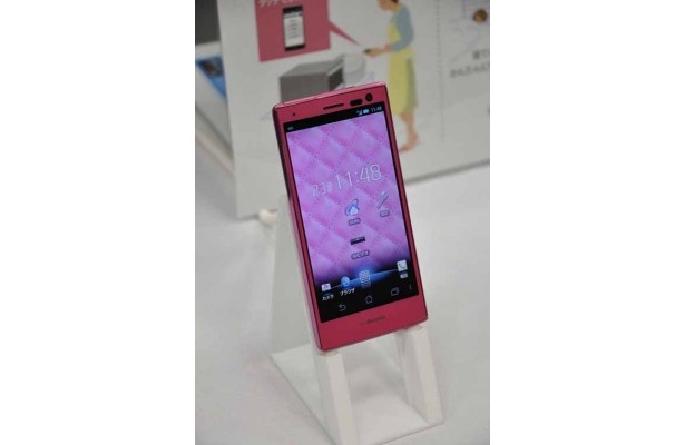 カメラ機能がアップ、撮影したその場でTwitterやFacebookへの投稿も簡単になったELUGA V P-06D。DIGAとの連携もさらに便利になり、DIGAでの置くだけ充電が可能になった。