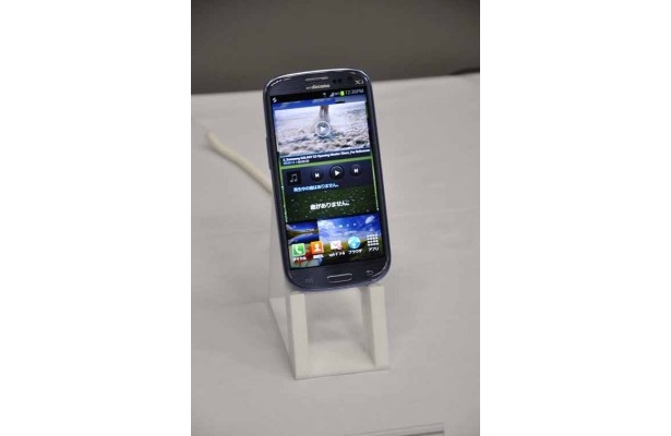 GALAXY SⅢは初のおサイフケータイに対応。画面をそのままテレビに映し出せる新機能Wi-Fiテレビなどさらに進化した。有機ELの見やすさ、美しさは圧倒的だ。Xi対応。